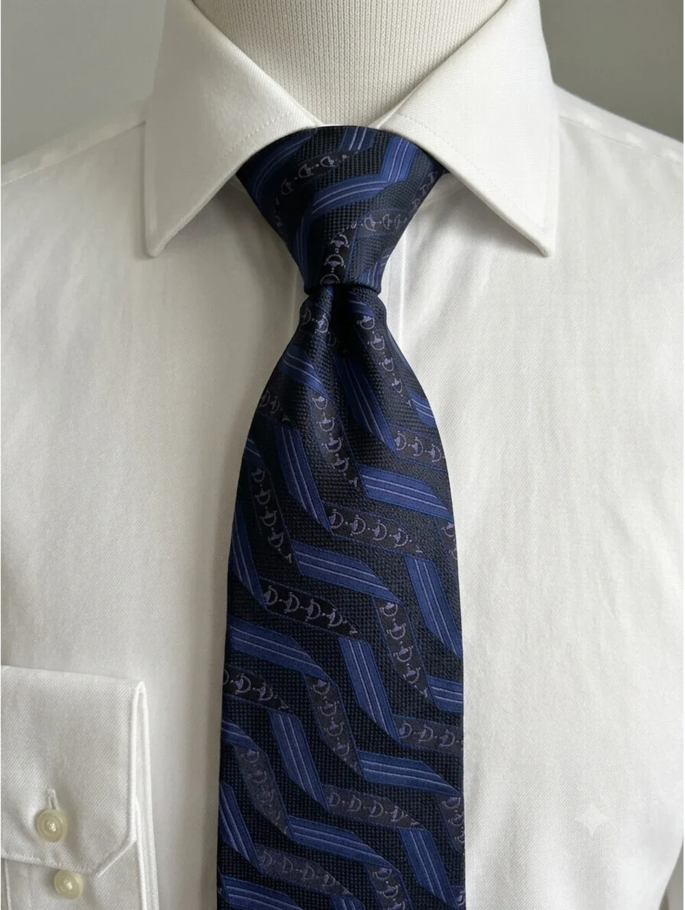 Gucci Men's Silk Necktie Geometric Horsebit Pattern Black Blue Made in Italy